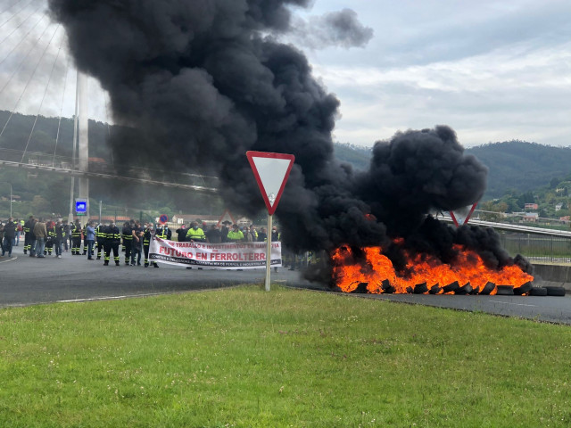 Los trabajadores del sector naval de Ferrol queman neumáticos en una protesta ante el acceso al puerto interior