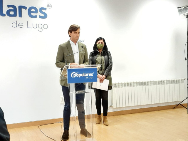 El vicesecretario de Comunicación del PP, Pablo Montesinos, y la presidenta provincial del PP de Lugo y diputada autonómica, Elena Candia, en rueda de prensa