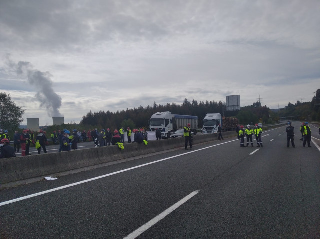 Los operarios de Endesa en As Pontes cortan la autovía AG-64 que une Ferrol y Vilalba para demandar 