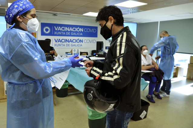 Un joven acude a recibir una dosis de la vacuna de AstraZeneca en el Complejo Hospitalario Universitario de Ourense, a 27 de mayo de 2021, en Ourense, Galicia (España).