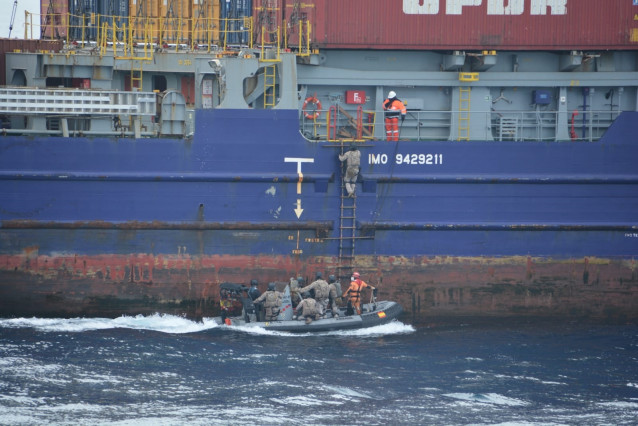 Momento del abordaje por los efectivos militares en un ejercicio de la Armada en Ferrol.