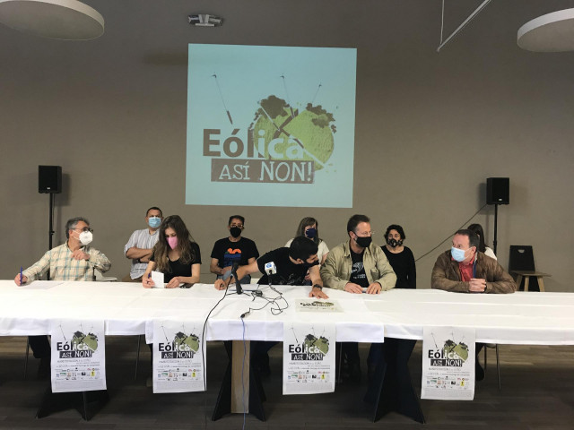 Los portavoces de Rede Galega por un Rural Vicvo, Adega, Fruga, Rede de Patrimonio Cultural y el secretario xeral de la CIG durante la rueda de prensa