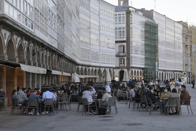 Terrazas de bares de A Coruña el mismo día en que entran en vigor nuevas medidas en la hostelería gallega, a 8 de mayo de 2021, en A Coruña, Galicia, (España).