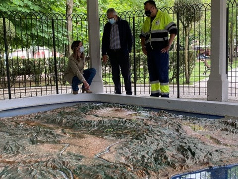 La alcaldesa de Lugo, Lara Méndez, supervisa la puesta en marcha del mapa de la Península Ibérica del Parque de Rosalía de Castro