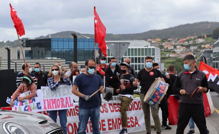 Unas docenas de trabajadores de Veolia le doblan el pulso a Inditex tras dos semanas de huelgas