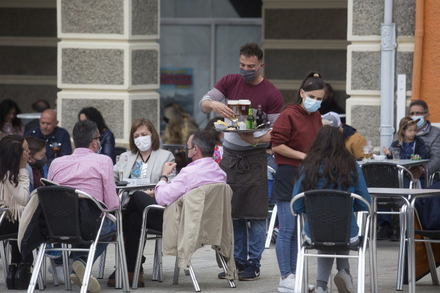 Varias personas, en la terraza de un bar a 9 de mayo de 2021, en Ribadeo, Lugo, Galicia (España). El segundo estado de alarma impuesto por el Gobierno de España para frenar la pandemia del coronavirus ha finalizado a las 00:00 horas de este domingo y tras