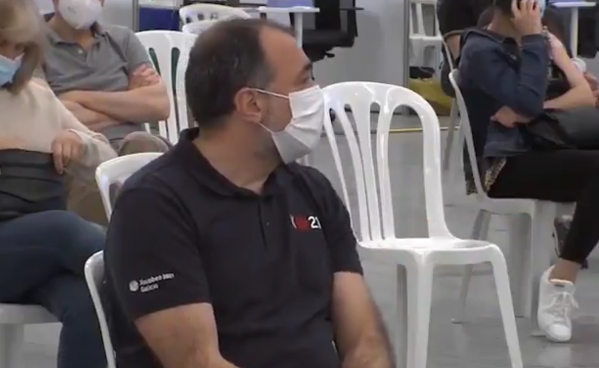 Comesau00f1a en Vigo esperando para recibir la vacuna como un ciudadano mu00e1s