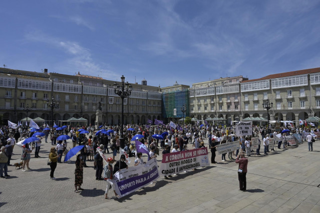 Cientos de personas participan en una manifestación en defensa del puerto de A Coruña, a 30 de mayo de 2021, en A Coruña, Galicia (España). Entidades políticas, sociales y vecinales han participado este domingo en una manifestación de apoyo al puerto de A
