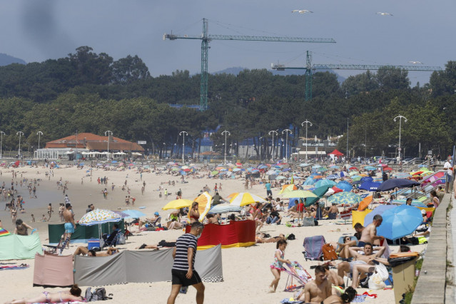 Numerosas personas se bañan y toman el sol en la playa de Samil, en Vigo, Pontevedra, Galicia (España).