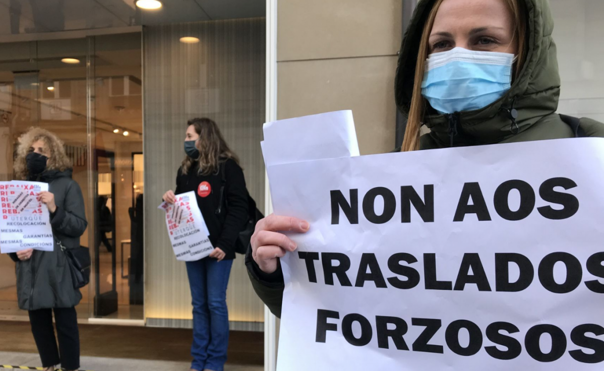 Protesta ante un Massimo Dutti por el plan de digitalización de Inditex en una foto de CIG