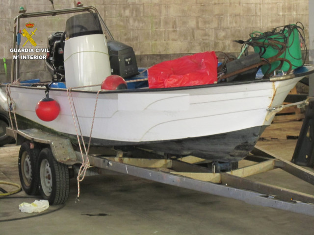 Embarcación sin documentación detectada a un vecino de Noia (A Coruña) por la Guardia Civil.