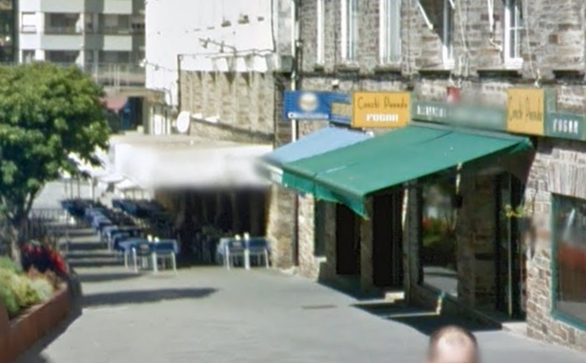 Toldos de restaurantes en la calle Diego de Muros de Santiago en una foto de Google Street View