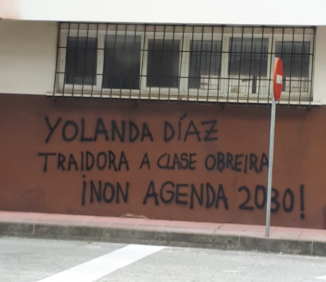 Pintanda en el barrio de San Valentín, en Fene, contra la vicepresidenta del Gobierno Yolanda Díaz