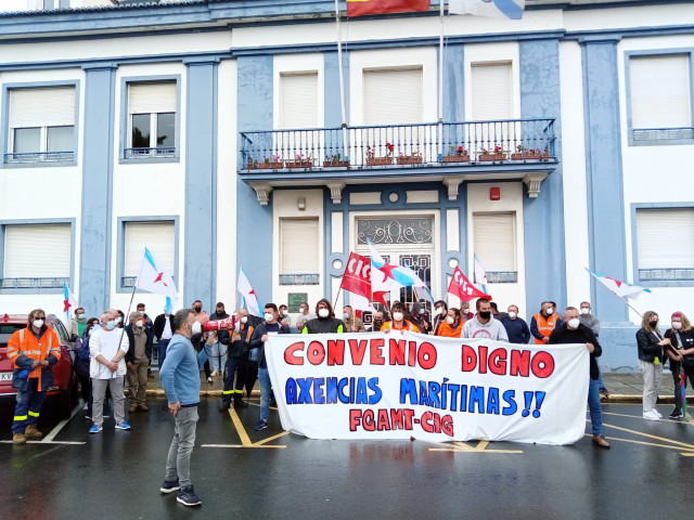 Concetración ante la sede de la Autoridad Portuaria de Ferrol de los trabajadores de la estiba