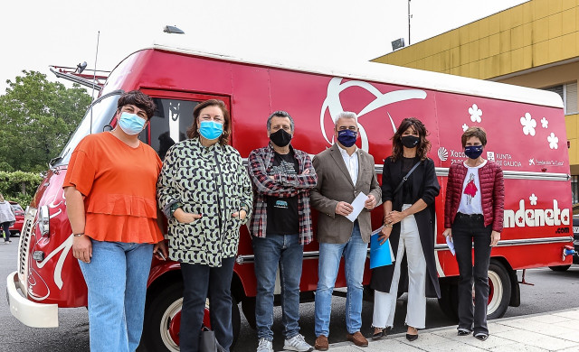 Presentación de la gira de la Duendeneta por el Camino, con Carlos Crespo (centro)