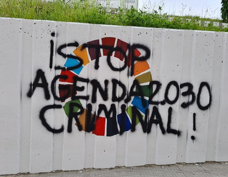 Otra de las pintadas contra la descarbonizaciu00f3n en Fene en una foto del Ayuntamiento