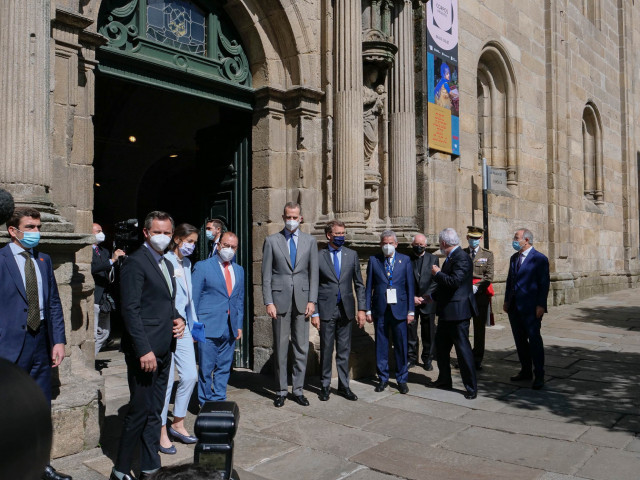 Archivo - La ministra Reyes Maroto (2i); el Rey Felipe VI (4i) y el presidente de la Xunta de Galicia, Alberto Nuñez Feijóo (5i), a su llegada a la inauguración del I Congreso Mundial Xacobeo en el Colegio de Fonseca, a 3 de junio de 2021, en Santiago de