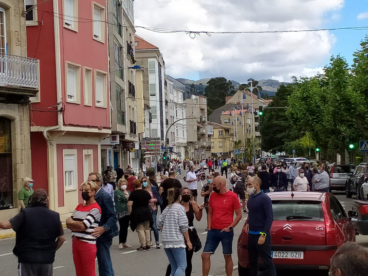(VÍDEO) A Pobra sale a la calle contra el comité clínico, que justifica su cierre por la evolución de Ribeira y Boiro