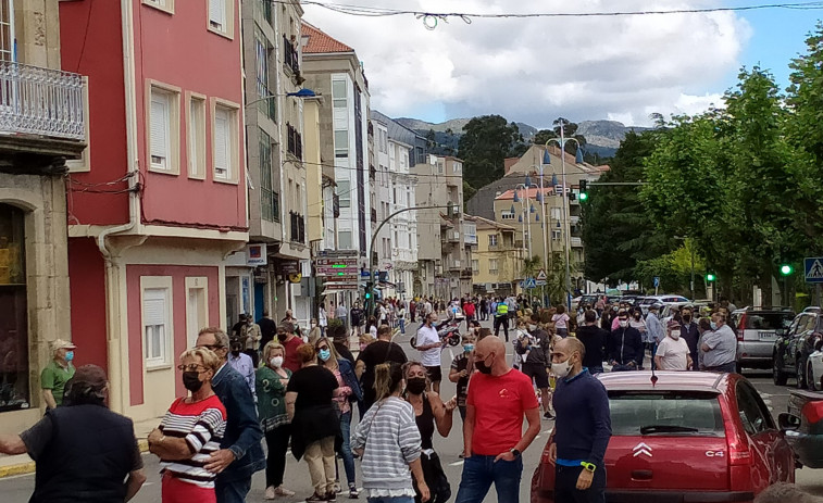 (VÍDEO) A Pobra sale a la calle contra el comité clínico, que justifica su cierre por la evolución de Ribeira y Boiro