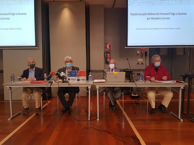 Avelino Muleiro, Bieito Ledo, Xosé Carlos Fernández y Carlos Núñez presentan la Plataforma en Defensa del Ferrocarril Vigo-Ourense