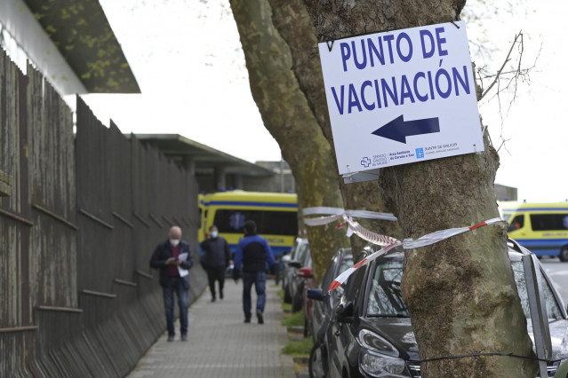 Archivo - Indicaciones para el punto de vacunación en el Hospital Marítimo de Oza, en A Coruña.