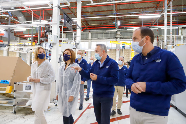 Visita de la conselleira de Medio Ambiente, Territorio e Vivenda, Ángeles Vázquez, a la planta de Stellantis en Vigo, acompañada por el director de la factoría, Ignacio Bueno.