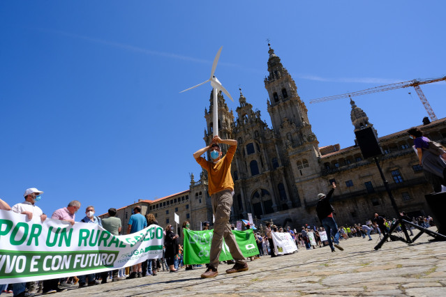 Manifestantes se concentran ante la plaza del Obradoiro