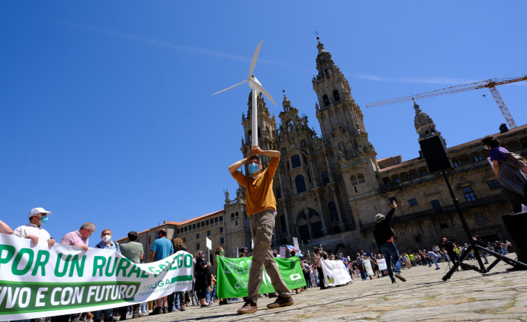 Cientos de personas claman en la Praza do Obradoiro por un nuevo modelo eólico para Galicia