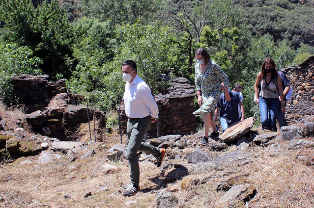El conselleiro de Medio Rural, José González, visita el lugar de Nogueiras, en el Ayuntamiento de Carballeda de Valdeorras (Ourense)