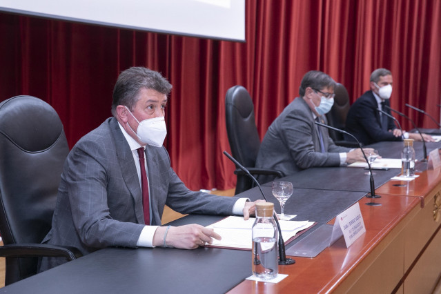 El concejal Juan Ignacio Borrego y el rector de la UDC, Julio Abalde, participan en la entrega de los premios cátedra Emalcsa-UDC