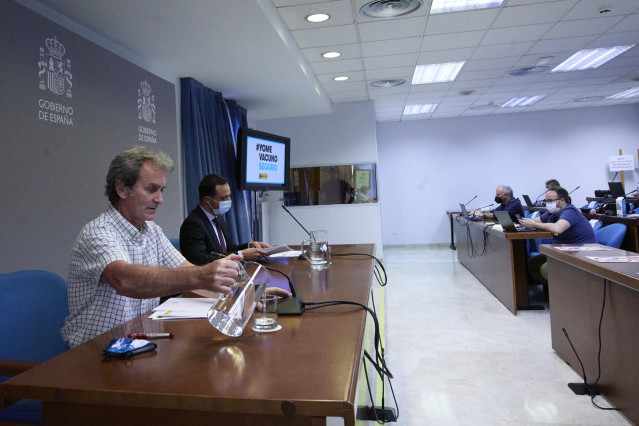 El director del Centro de Alertas y Emergencias Sanitarias (CAES), Fernando Simón (i) y el secretario general de Salud Digital, Información e Innovación del Ministerio de Sanidad, Alfredo González (d), durante la comparecencia para informar sobre el 'Cert