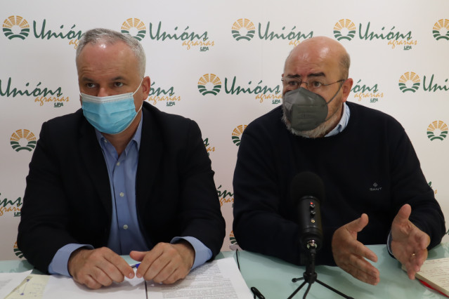 El secretario xeral de Unións Agrarias (UU.AA.)., Roberto García y el secretario de Desenvolvemento Rural del sindicato, Jacobo Feijóo, en rueda de prensa.