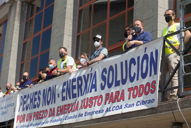 El presidente del Comité de Empresa de Alcoa, José Antonio Zan, se dirige a varios sindicalistas y trabajadores durante una concentración que conmemora el año de “lucha” por la planta de aluminio y los puestos de trabajo de Alcoa San Cervo, en la Praza do
