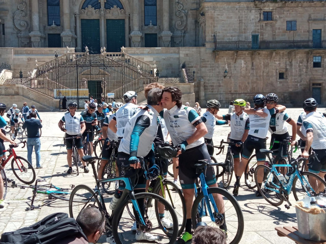 Antonio Catalán, a su llegada a la Praza del Obradoiro de Santiago de Compostela después de participar en la XXXI edición de la Ruta Xacobea de AC Hotels by Marriott