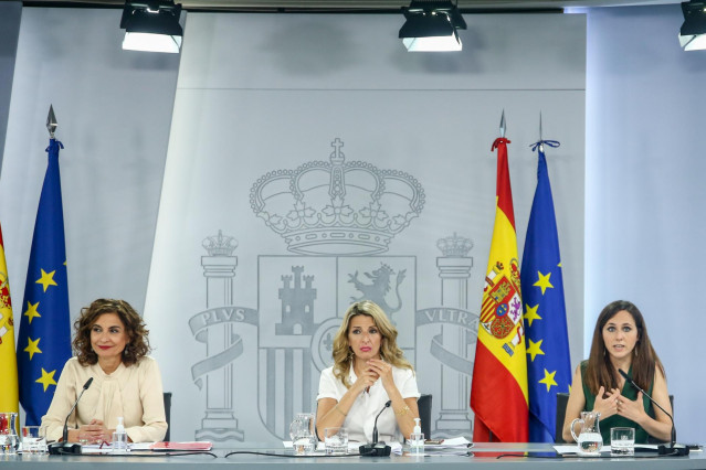(I-D) La ministra y portavoz, María Jesús Montero; la vicepresidenta tercera y ministra de Trabajo y Economía Social, Yolanda Díaz y la ministra de Derechos Sociales y Agenda 2030, Ione Belarra, en la ronda de preguntas de una rueda de prensa tras la cele