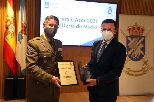 El conselleiro de Medio Rural recibe el premio Azor 2021 de la Brigada Galicia VII de la Brilat en materia de prevención y extinción de incendios