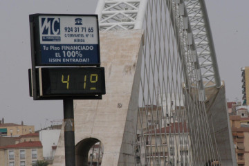Archivo - Termómetro marcando altas temperaturas en verano, calor