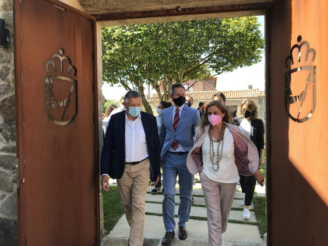 El alcalde de Sanxenxo, Telmo Martín; el delegado del Gobierno en Galicia, José Miñones, y la presidenta de la Diputación de Pontevedra, Carmela Silva, en el Pazo de Quintáns