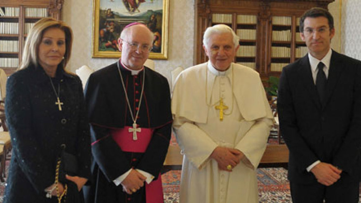 Chini Gamir, Julian Barrio, el Papa Ratzinger y Feijóo en una reunión en el Vaticano en 2012 tras la cual hubo anuncio de visita del prelado a Santiago de Compostela