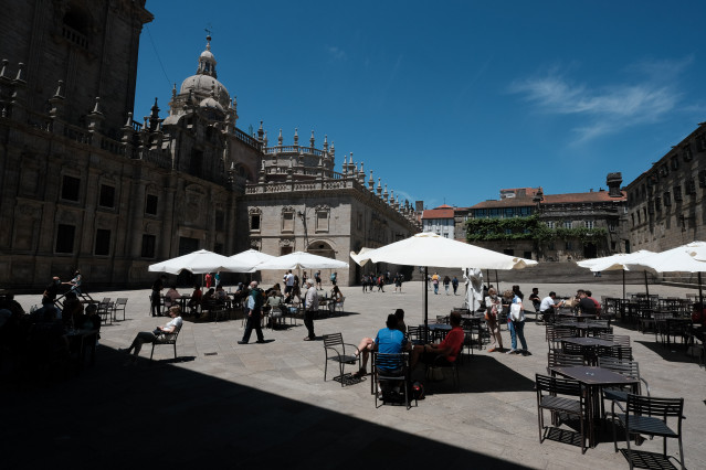Varias personas en la terraza de un bar en la Plaza de la Quintana, a 6 de junio de 2021, en Santiago de Compostela
