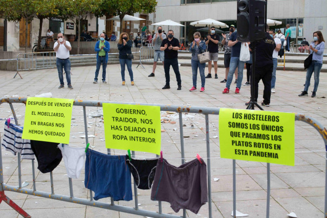 Viveiro, Lugo. La Asociacion de Hosteleria y comercio Beiras de Viveiro convoca una protesta para quejarse por las continuas restricciones a la hosteleria de la localidad de A Mariña de Lugo.