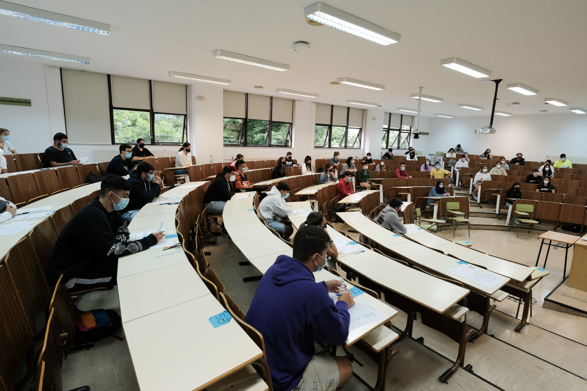 Varios estudiantes, esperan para hacer un examen en un aula de la Facultad de Psicología de la Universidad de Santiago de Compostela