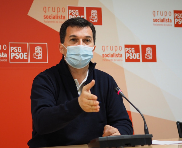 Gonzalo Caballero (PSdeG) en rueda de prensa en el Parlamento gallego