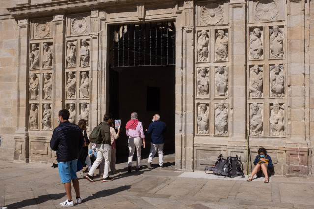 Un grupo de personas espera a atravesar la puerta Santa de la Catedral de Santiago, en la Plaza de la Quintana, a 6 de junio de 2021, en Santiago de Compostela, A Coruña, Galicia, (España). En estas fechas, la ciudad de Santiago vuelve a convertirse en el