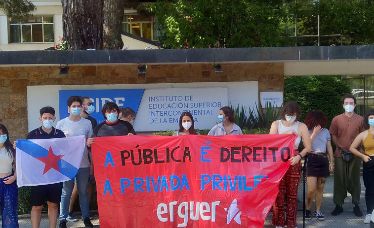 Vídeos: Estudiantes ocupan la sede de IESIDE en Vigo (Abanca) contra la privatización de la universidad (vídeos)