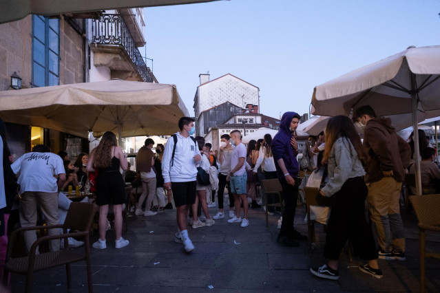 Varias personas durante el primer día de apertura de bares y cafeterías hasta la 1 de la madrugada, a 11 de junio de 2021, en Santiago de Compostela, A Coruña, Galicia (España). Desde esta noche, los bares, cafeterías y restaurantes gallegos podrán abrir