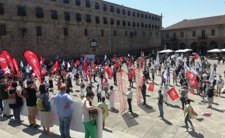 Cientos de personas se manifiestan en Santiago contra la universidad privada de Abanca, 
