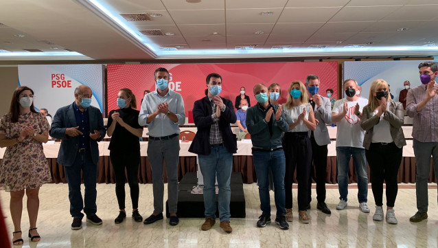 El secretario xeral del PSdeG, Gonzalo Caballero, acompañado por varios cargos del partido en el inicio del Comité Nacional