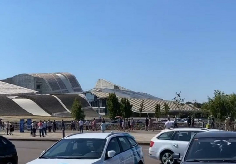 Largas colas en la Cidade da Cultura, donde los llamados a vacunar esperan al sol con los termómetros a 30ºC
