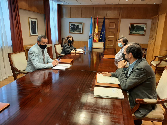 El delegado del Gobierno en Galicia, José Miñones, se reúne con el director del Área de Educación de la Delegación del Gobierno, Manuel Regueiro, y con el Alto Inspector de Educación, José Alfeirán.